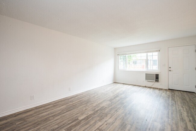 Building Photo - COMMUTER'S DREAM! 3BR/2.5BA Located In The...