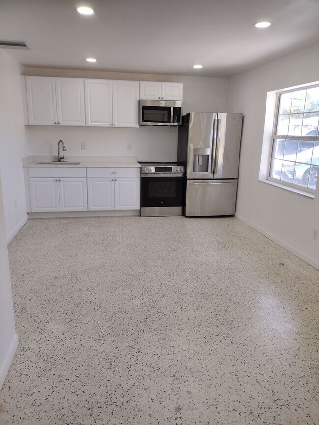 Building Photo - 3 bed 2 bath with bonus room