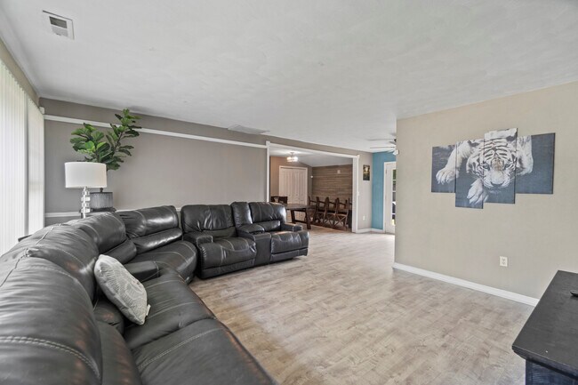 Building Photo - 1729 S Lakeland Dr