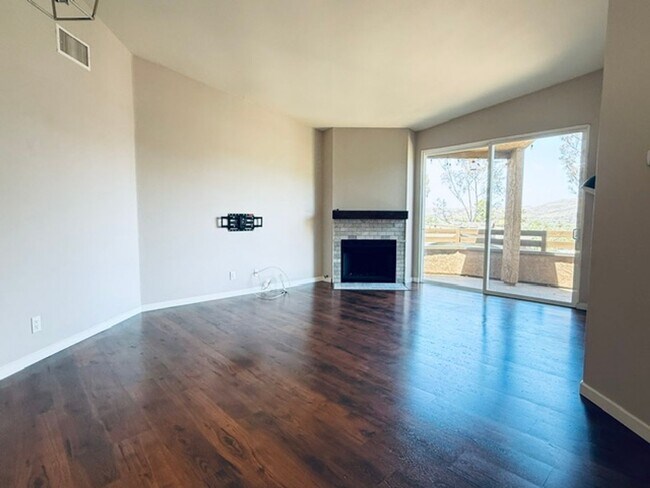 Foto del edificio - Spacious 3 Bedroom 3 Bath Condo with Garage in Desirable Highland Trails Community