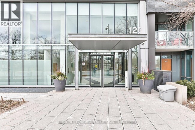 Photo du bâtiment - 120 Bayview Ave