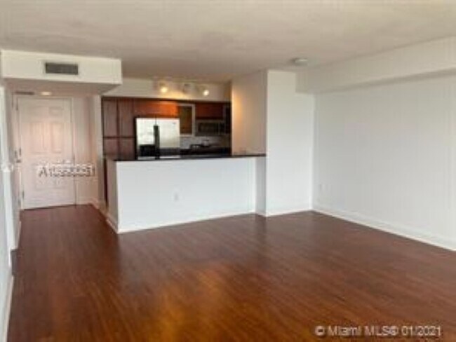 Foto del edificio - 3232 Coral Way