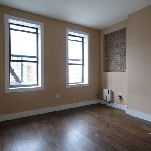 Primary Photo - 900 Hart St