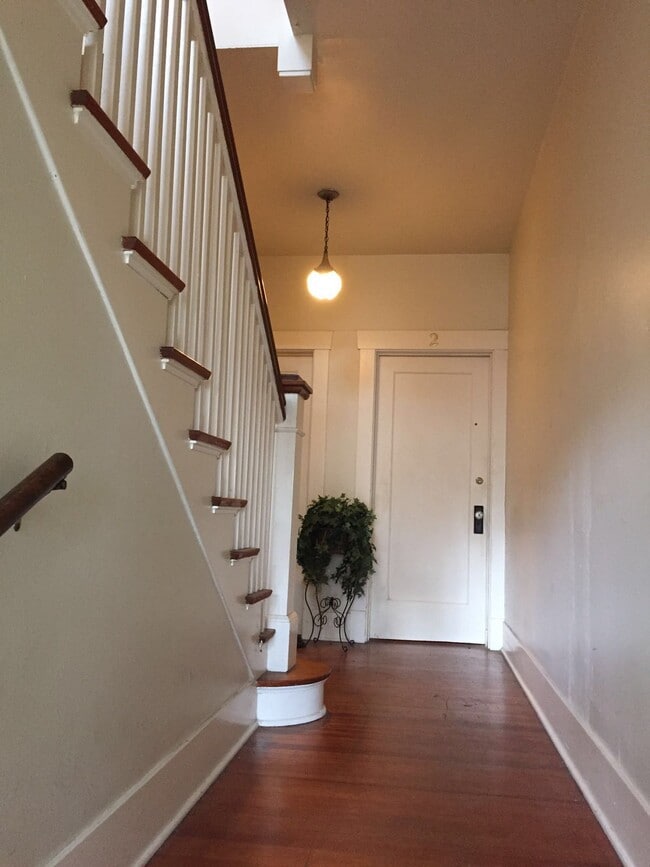 Entryway 1 and 2, 3 and 4 upstairs - 812 Branard St Apartment