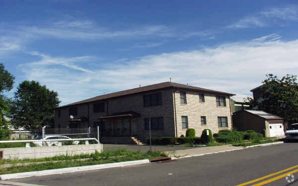 Primary Photo - 86-90 Berkshire Ave