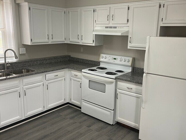 Kitchen - 1824 La Salle Pl