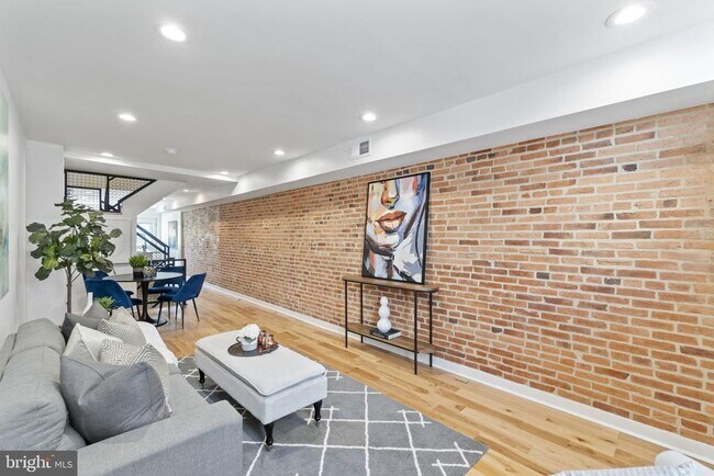 Foto del edificio - 1825 S Hanover St