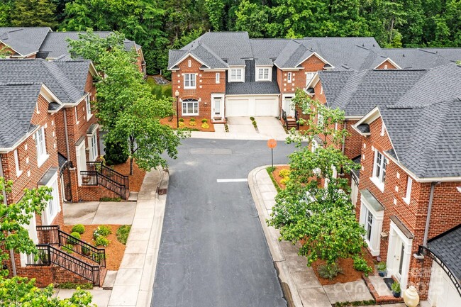 Foto del edificio - 1192 Hampton Gardens Ln
