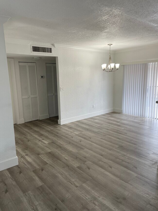 Dining Room/ Walkway - 1695 W 42nd St