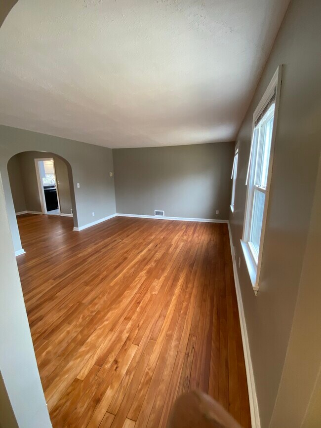Building Photo - 3022 Glenmore Ave