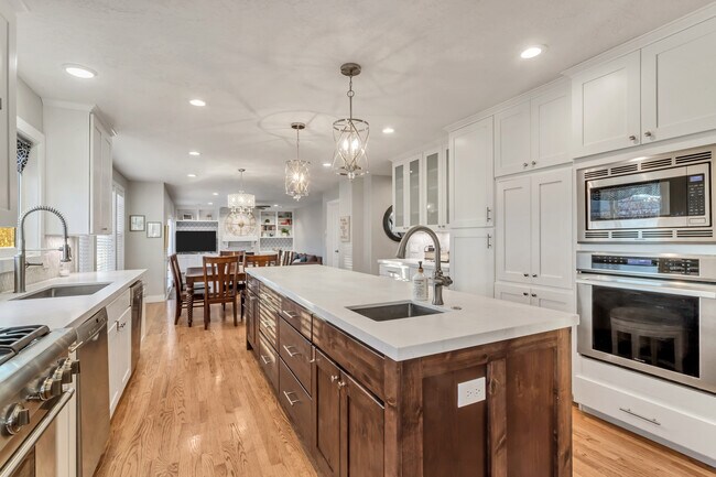 Kitchen - 5253 S Saddleback Dr