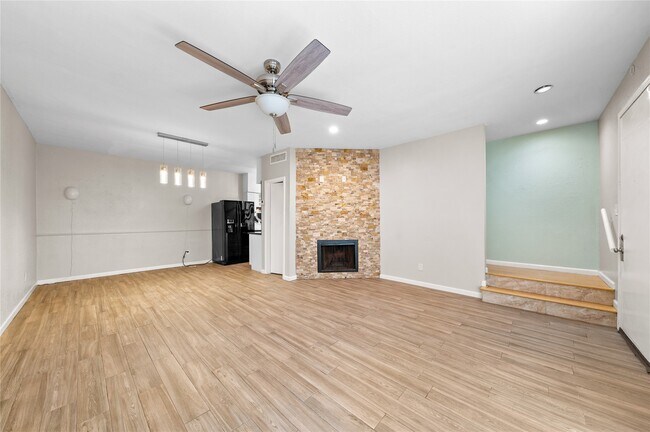 Building Photo - 2100 Tanglewilde St