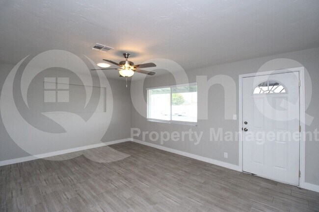 Foto del edificio - 523 N Kirchoff