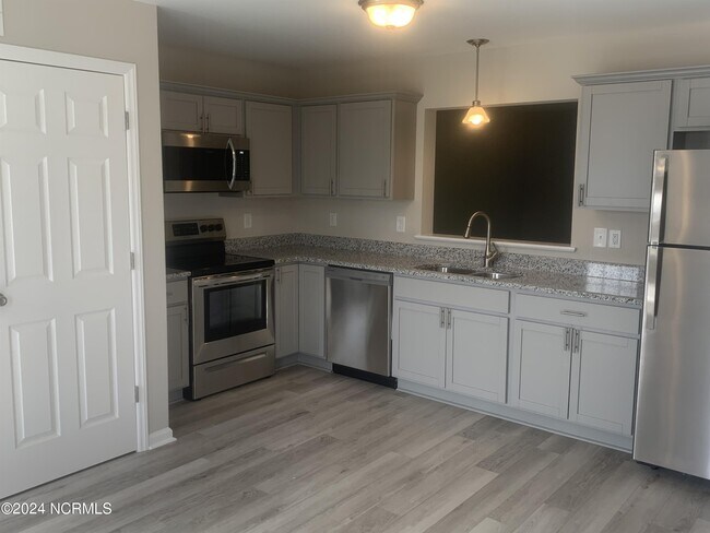 Building Photo - 317 S Pointe Dr
