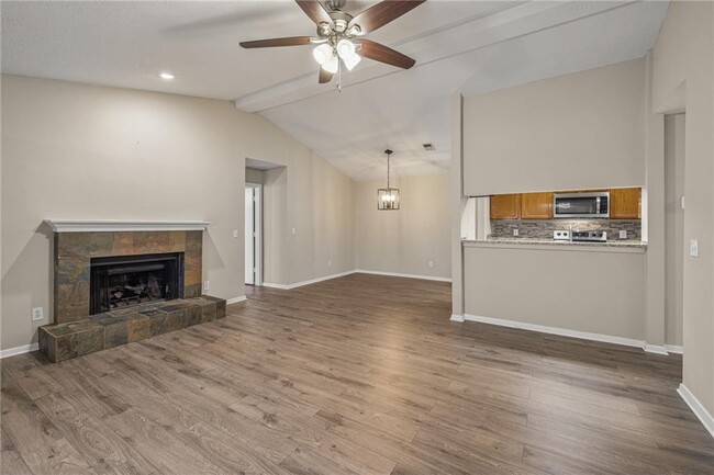 Foto del edificio - 408 Warm Springs Cir