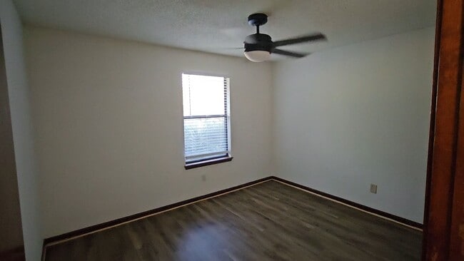 Building Photo - $1150 - Jefferson Square - MOVE IN SPECIAL