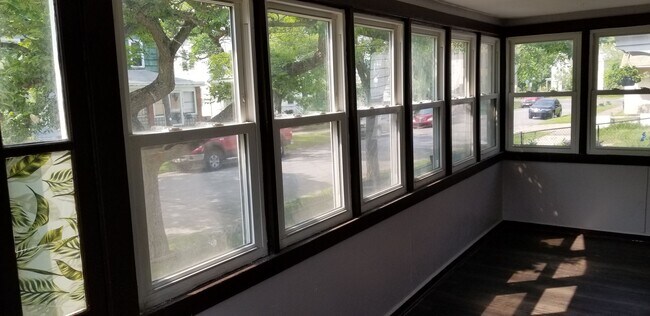 Foto del edificio - Cudell Area - 4 Bedroom Single Family Home