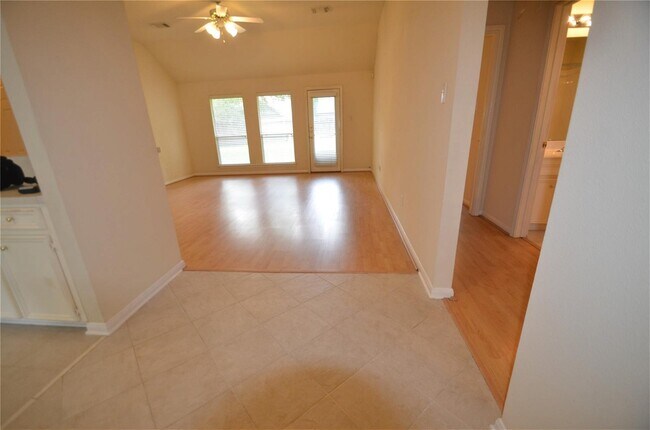 Building Photo - 970 Oak Glen Dr