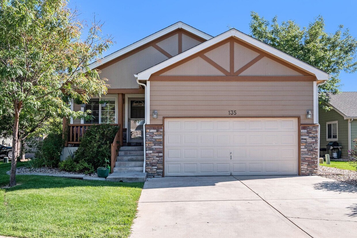 Primary Photo - Lake Life & Room to Spare – 4BR + Office w...