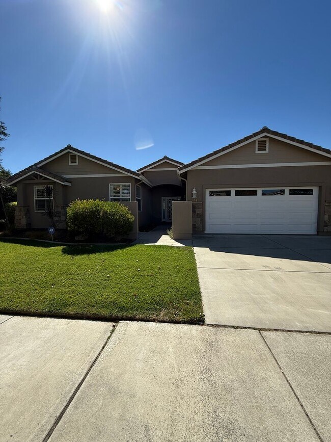 Building Photo - Beautiful 3 Bedroom 2 Bath Single Family H...