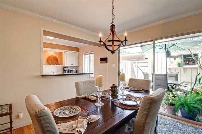 Foto del edificio - 6332 Chevy Chase Dr