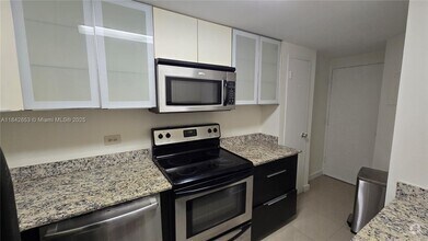Building Photo - 999 Brickell Bay Dr