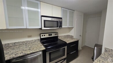 Building Photo - 999 Brickell Bay Dr