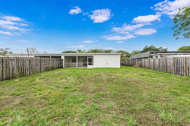 Foto del edificio - 6821-6825 NW 11th Place Unit 6825