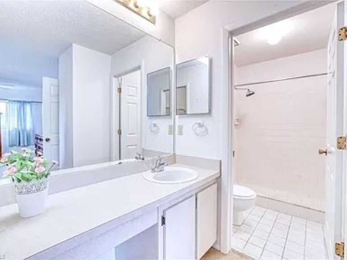 Foto del edificio - 6492 Royal Woods Dr