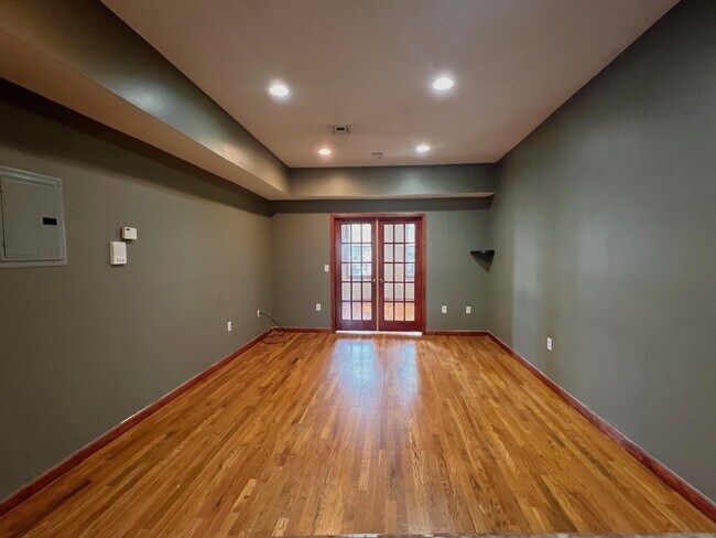 Foto del edificio - 243 Pearsall Ave
