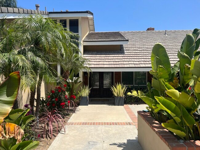 Building Photo - 10081 Highcliff Dr