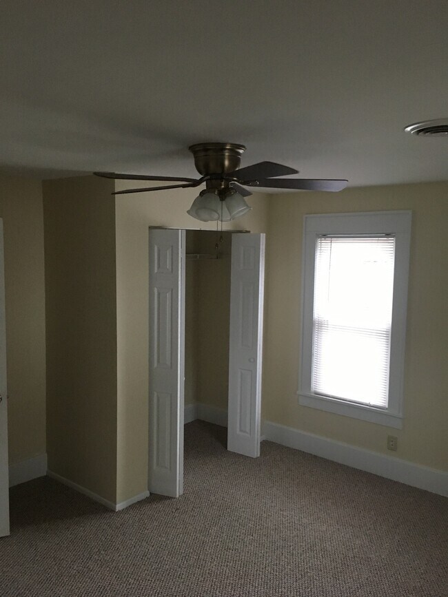 Building Photo - 913 Dudley Ave,