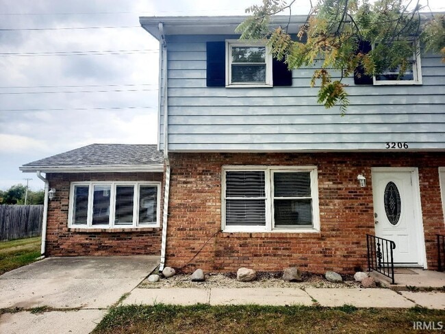 Building Photo - 3206 W Cypress Dr