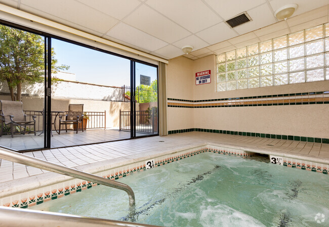 Jacuzzi & Patio - Courtyard Apartments