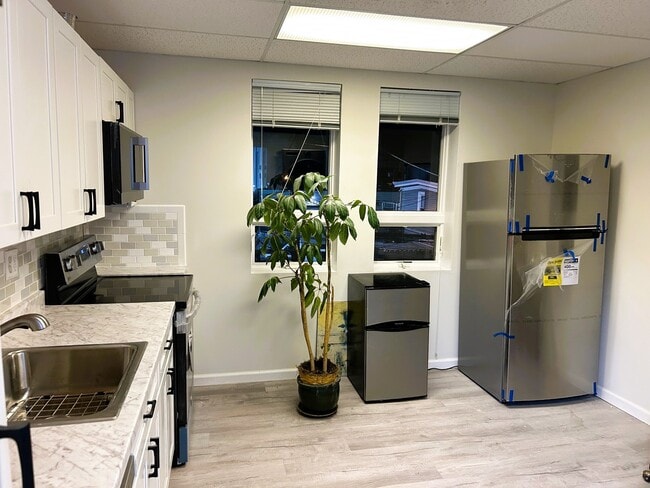 Building Photo - 829 Main St