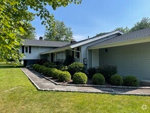 Building Photo - 222 Thornwood Rd