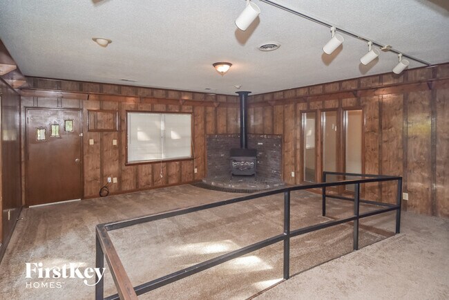Building Photo - 2561 McArthur Dr