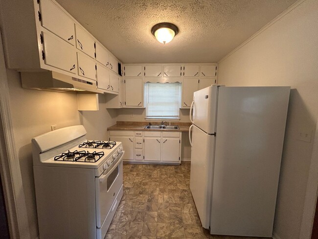 Building Photo - Charming 3 Bedroom 1 Bath Home w/ a Huge 2 Car Garage!