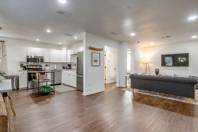 Foto del edificio - Fully furnished and updated 3 bedroom 2 bath in the heart of River Oaks. Available immediately an...