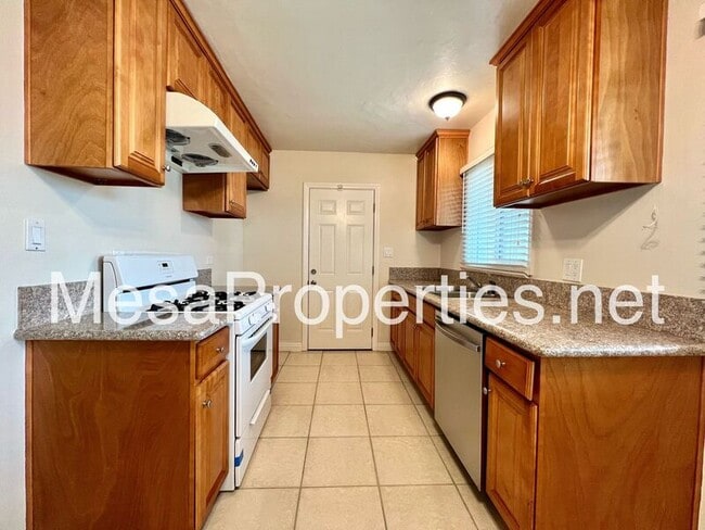 Building Photo - 557 Highlander Dr