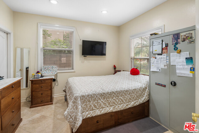 Building Photo - 996 N Antonio Cir