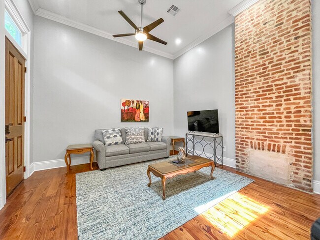 Foto del edificio - Well-Kept 2-Bedroom, 1-Bath Home in a Desi...