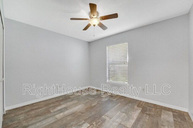 Foto del edificio - 5329 Old Oak Tree Dr