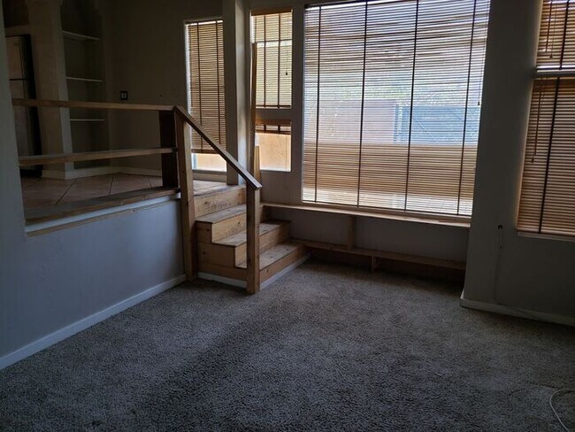 Foto del edificio - Beautiful 3 bedroom 2 bath private home lo...