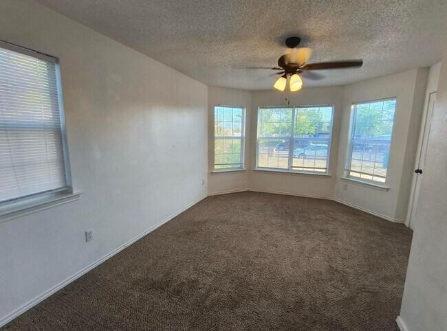 Foto del edificio - Large 4 bedroom, 2.5 bathroom home! Easy access to Loop and Bryant Blvd!