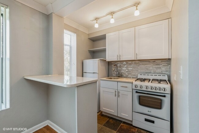 Great Kitchen .. Granite Countertops. - 700 Park Ave W