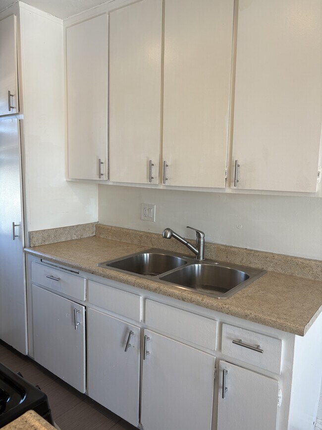 Foto del edificio - 7702 Chapman Ave