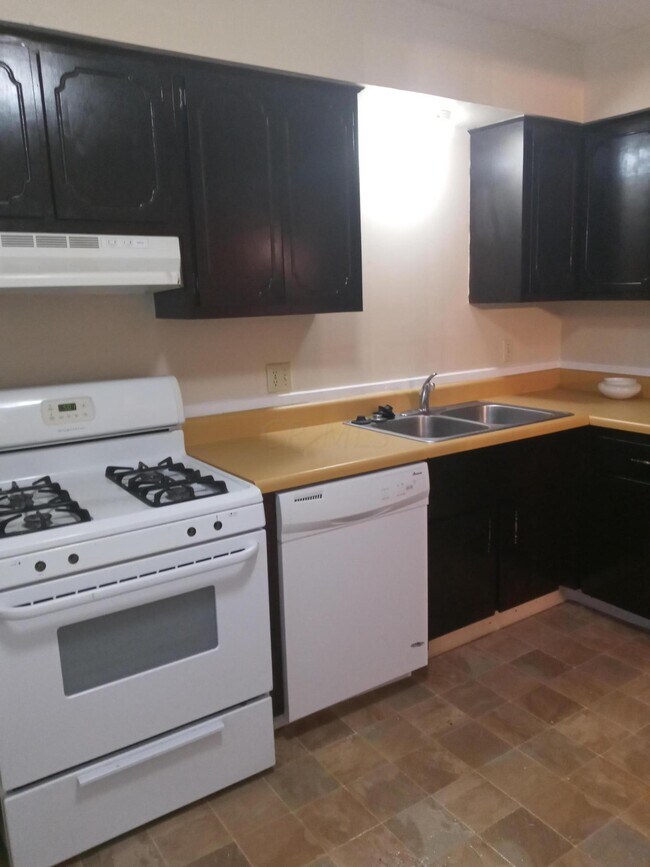 Building Photo - 5868 Hallridge Cir