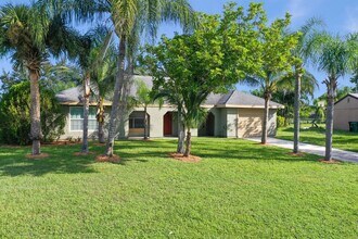 Building Photo - 737 SW Belmont Cir