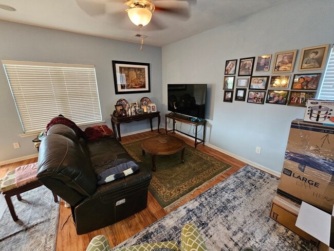 Foto del edificio - 136 Cordage Dr